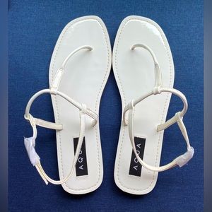 NIB Aqua Women’s White Patent Flat Sandals, Size 7.5
